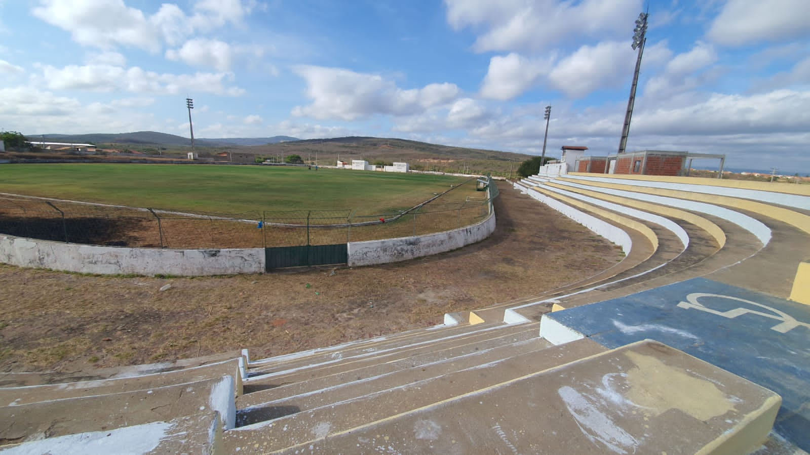 Prefeitura realiza melhorias no campo de futebol do Distrito de